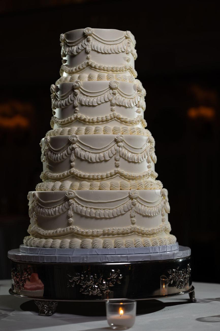 Close detail of a candlelit wedding cake